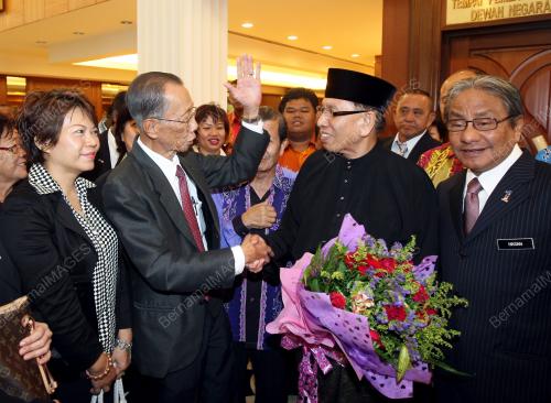 ABU ZAHAR NIKA UJANG
