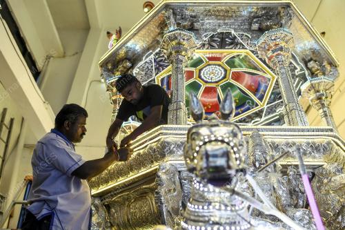 CHARIOT ROOFED WITH THREE-DEMENSIONAL LIGHTS