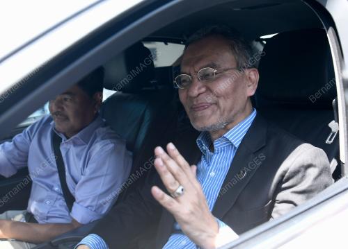 PIMPINAN PARTI MEMASUKI PERKARANGAN ISTANA