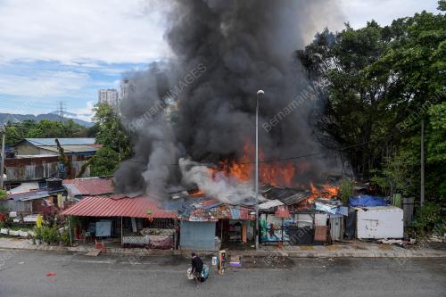 DERETAN KEDAI TERBAKAR DI JALAN EMPAT TIN