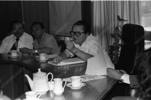 LEE SAN CHOON MEET TRANSPORT OPERATORS AT HIS OFFICE