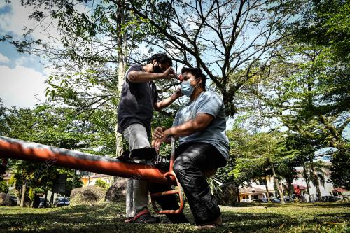 GUNTING RAMBUT PERINTAH KAWALAN PERGERAKAN