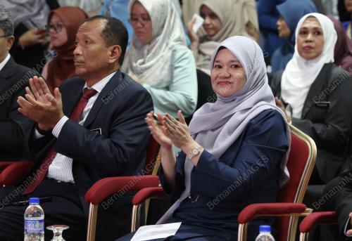 FADHLINA SIDEK
