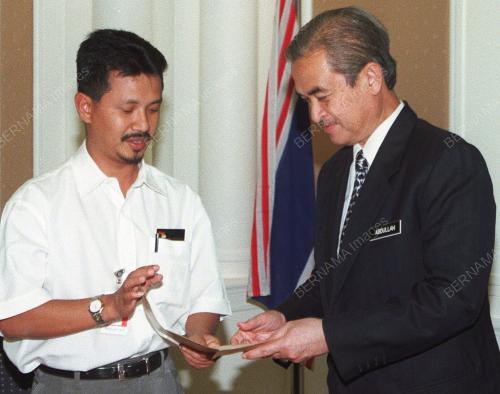 PEMUDA UMNO SERAH MEMO