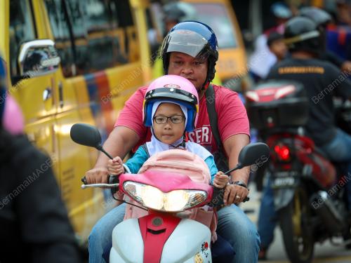 FAHMI FADZIL SERAHKAN TOPI KELEDAR PERCUMA DI SK BANGSAR