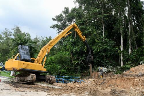 TINJAUAN TANAH RUNTUH DI JALAN KELAB UKAY