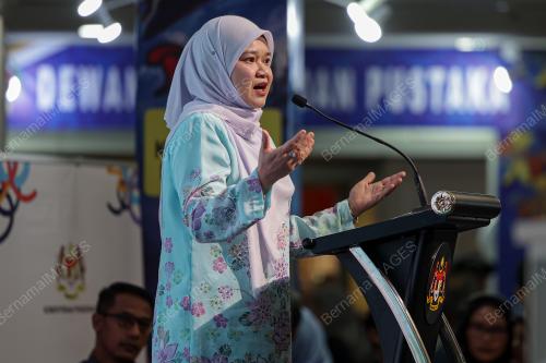 FADHLINA SIDEK