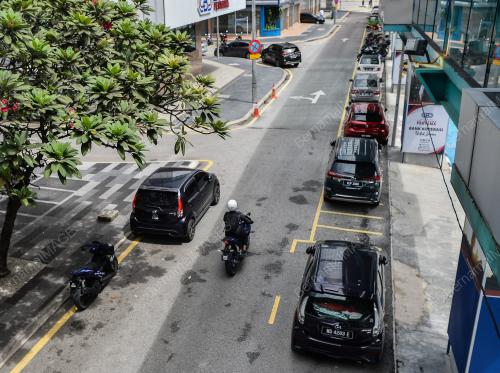 TINJAUAN TEMPAT LETAK KERETA DI BAHU JALAN PERCUMA SEKITAR KUALA LUMPUR