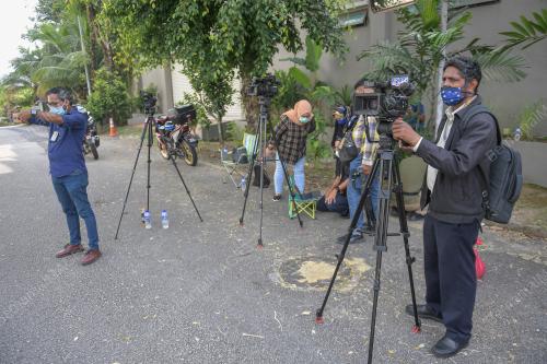 PENGAMAL MEDIA MASIH MENUNGGU DI PERKARANGAN RUMAH PM
