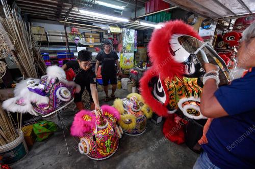 PEMBUATAN ALATAN TARIAN SINGA