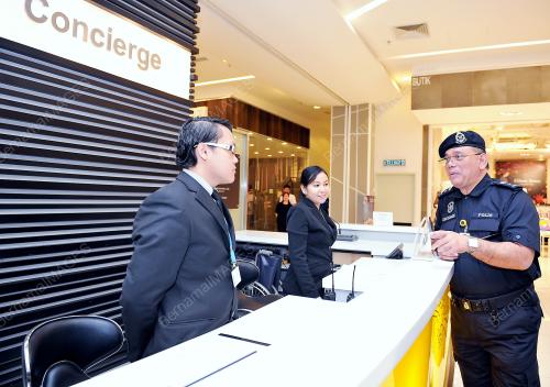KL15_05072012_WALKBOUT