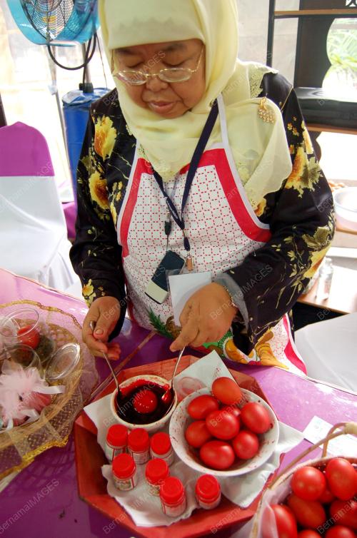 TELUR MERAH