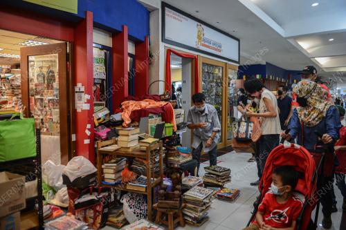 ORANG RAMAI BERKUNJUNG KE PASAR KARAT AMCORP MALL
