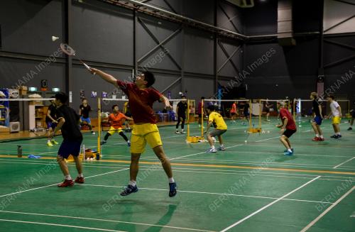 LATIHAN BADMINTON