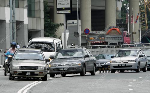 TIDAK MENGIKUT PERATURAN JALAN RAYA