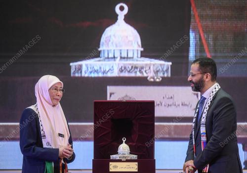 DATUK SERI DR WAN AZIZAH WAN ISMAIL