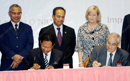 DATUK IR DR ZAINI UJANG