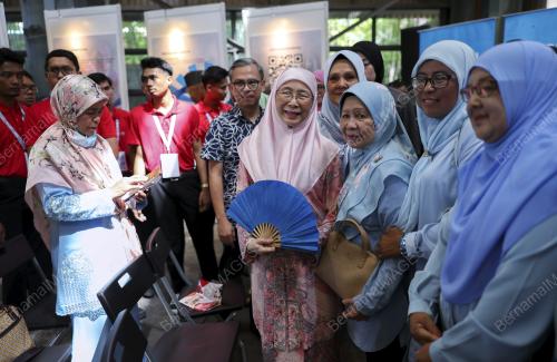 DATUK SERI DR WAN AZIZAH WAN ISMAIL