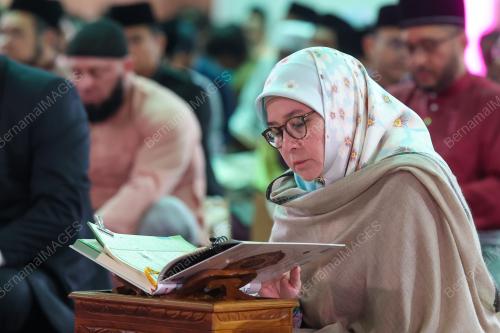 TUNKU AZIZAH AMINAH MAIMUNAH ISKANDARIAH
