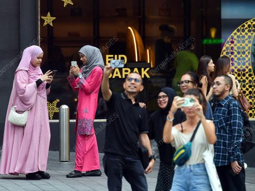 TINJAUAN WARGA KOTA BERBAJU RAYA