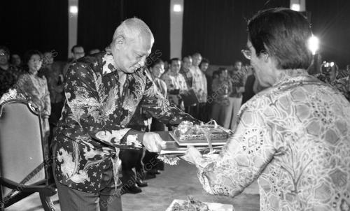 KL15_16012015_AGONG_PUISI