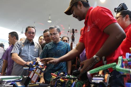 AHMAD FAHMI MOHAMED FADZIL
