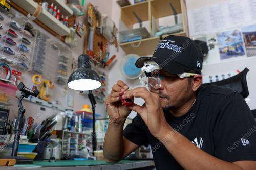 JURUTEKNIK BERKARYA MELALUI KERETA MINIATUR BERSKALA 1:64