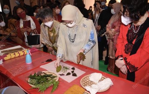 TUNKU HAJAH AZIZAH AMINAH MAIMUNAH ISKANDARIAH