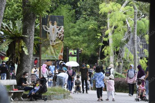 PENGUNJUNG MEMENUHI ZOO NEGARA
