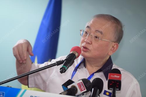 DATUK SERI DR WEE KA SIONG