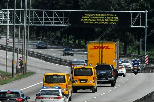 KONVOI VAKSIN MENUJU KE PUSAT SIMPANAN VAKSIN (PSV) SUBANG