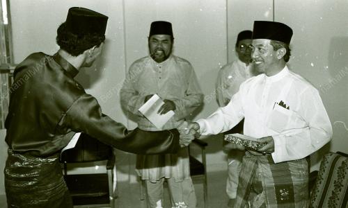 DR YUSOF NOR SAMPAIKAN BANTUAN KEPADA FAKIR MISKIN