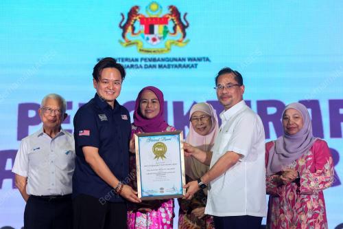 DATUK SERI DR WAN AZIZAH WAN ISMAIL