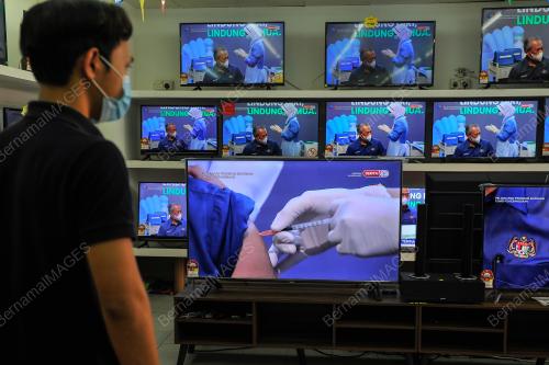 PERDANA MENTERI MENJADI ORANG PERTAMA MENERIMA VAKSIN COVID-19