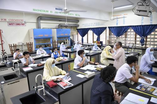 TINJAUAN HARI PERTAMA PEMBUKAAN SEKOLAH