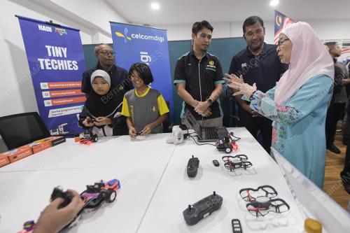 DATUK SERI DR WAN AZIZAH