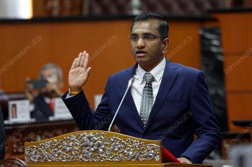 ANGKAT SUMPAH AHLI DEWAN NEGARA