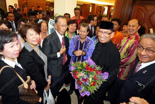 ABU ZAHAR NIKA UJANG