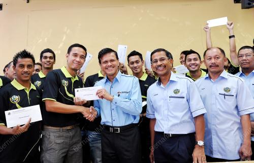 DATUK RAJA NONG CHIK RAJA ZAINAL ABIDIN