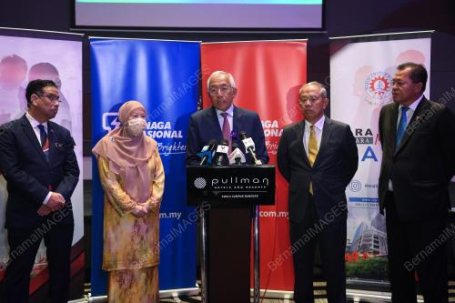 DATUK SERI MAHDZIR KHALID