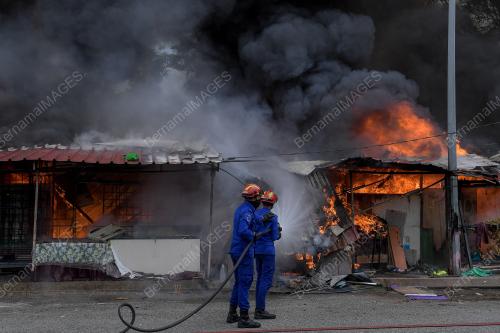 DERETAN KEDAI TERBAKAR DI JALAN EMPAT TIN