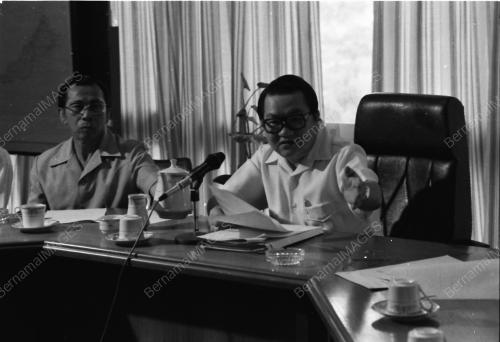 LEE SAN CHOON MEET TRANSPORT OPERATORS AT HIS OFFICE