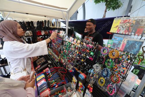 PASAR SENI DIPENUHI RAMAI PENGUNJUNG