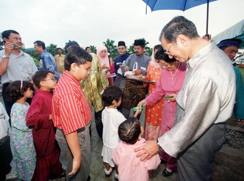 KL16-13_01_2001_MAHATHIR-DUIT_18012016