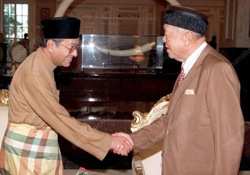 KL16-18_08_2000_PM-AGONG_12012016