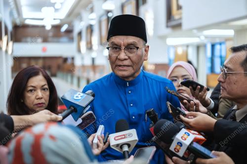 DATUK SERI DR. DZULKEFLY AHMAD