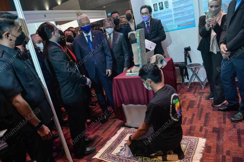 DATUK SERI ISMAIL SABRI YAAKOB