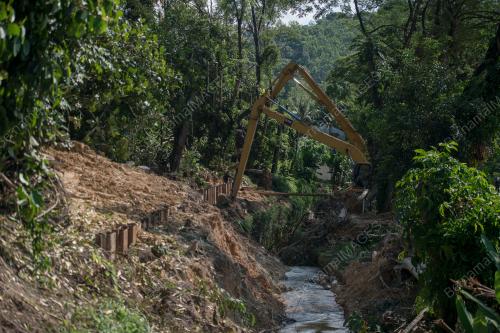 TANAH RUNTUH DI JALAN KELAB UKAY