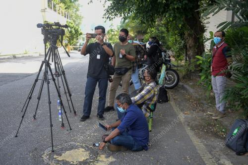 PENGAMAL MEDIA MASIH MENUNGGU DI PERKARANGAN RUMAH PM
