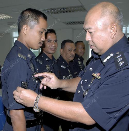PEMAKAIAN PANGKAT